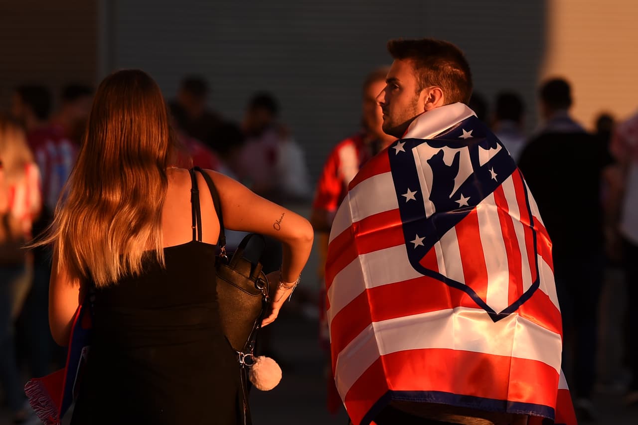Cae la tarde y el Wanda Metropolitano recibe a miles de aficionados colchoneros.