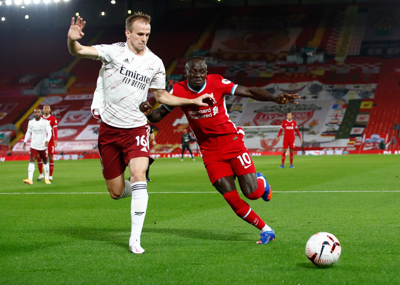 El central de los Reds, Van Dijk, pega un cañonazo que Leno rechaza