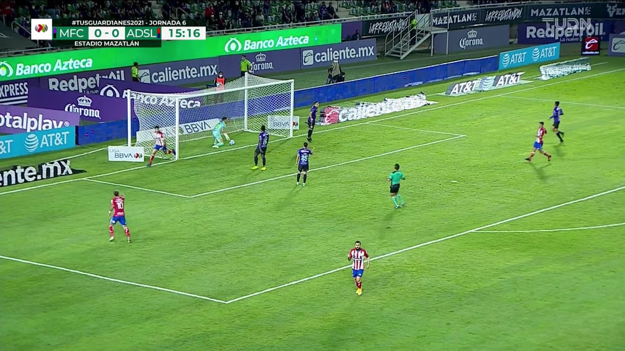 ¡CERCA! Luis Felipe Gallegos Silva disparó que se estrella en el poste.