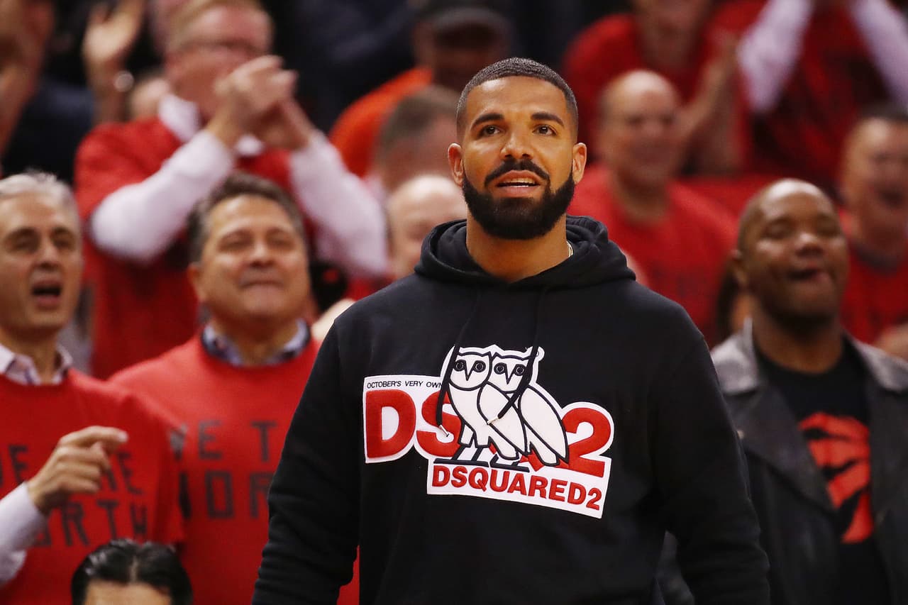 El rapero Drake, ferviente fanático de los Raptors, vivió con mucha pasión el Juego 4 de la Final de la Conferencia Este que dejó la serie igualada por 2-2. Los jugadas de Kyle Lowry, Kawhi Leonard, Serge Ibaka y Marc Gasol llevaron al artista a la emoción en el Scotiabank Arena. La ilusión por darle vuelta al global está más viva que nunca.