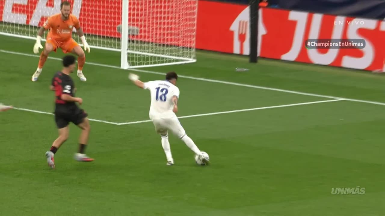 ¡Cerca el gol del mexicano! Huescas saca disparo que el portero ataja