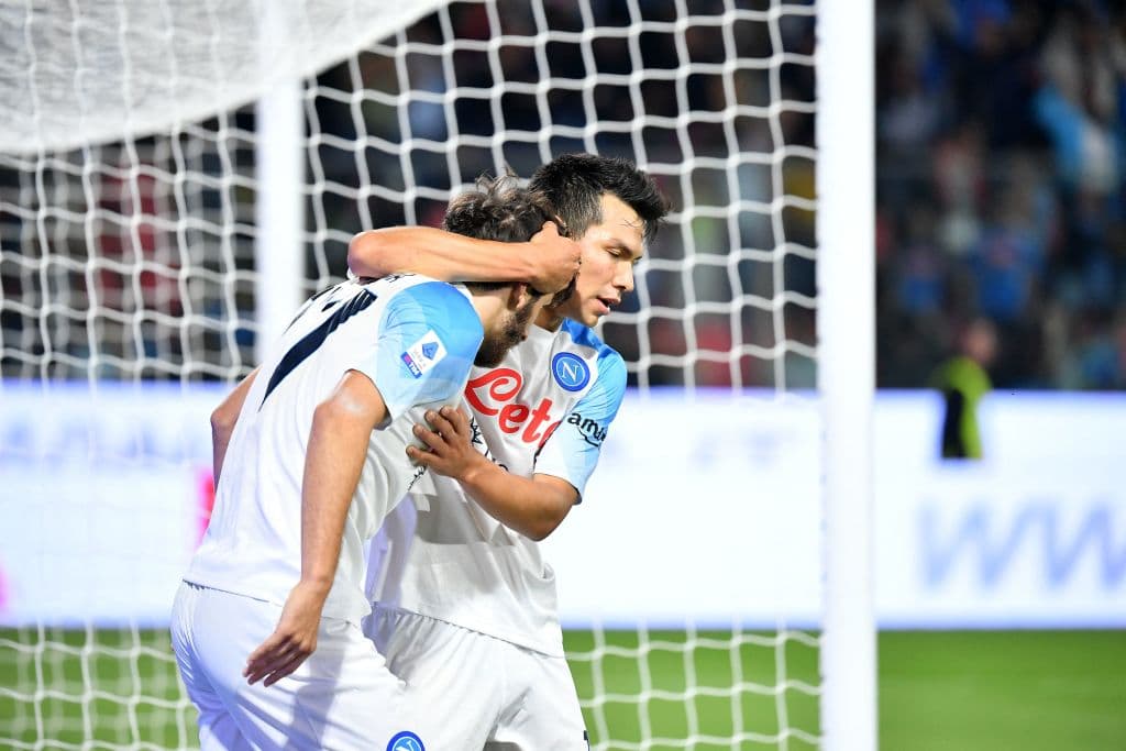 Napoli, con goles de Chucky Lozano, Matteo Politano, Mathias Olivera y Gio Simeone, le ganó al Cremonese 1-4 y es único líder de la Serie A.