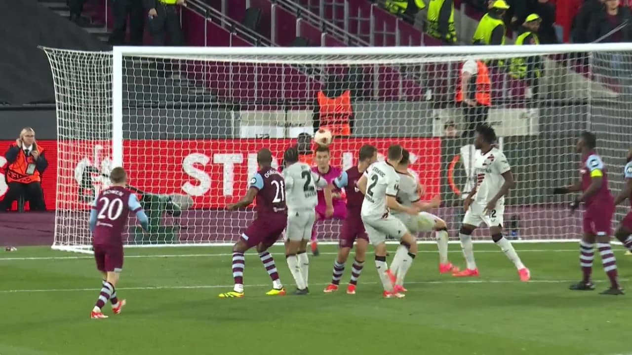 ¡TIRO ATAJADO! disparo por Tomás Soucek.