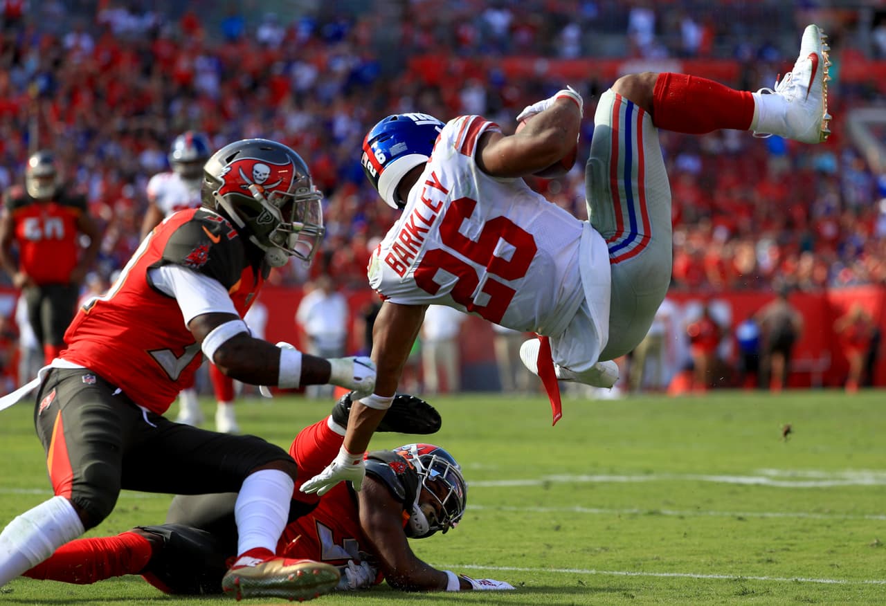 <b>New York Giants 32-31 Tampa Bay Buccaneers.</b> El corredor Saquon Barkley evita a M.J. Stewart de los Buccaneers.