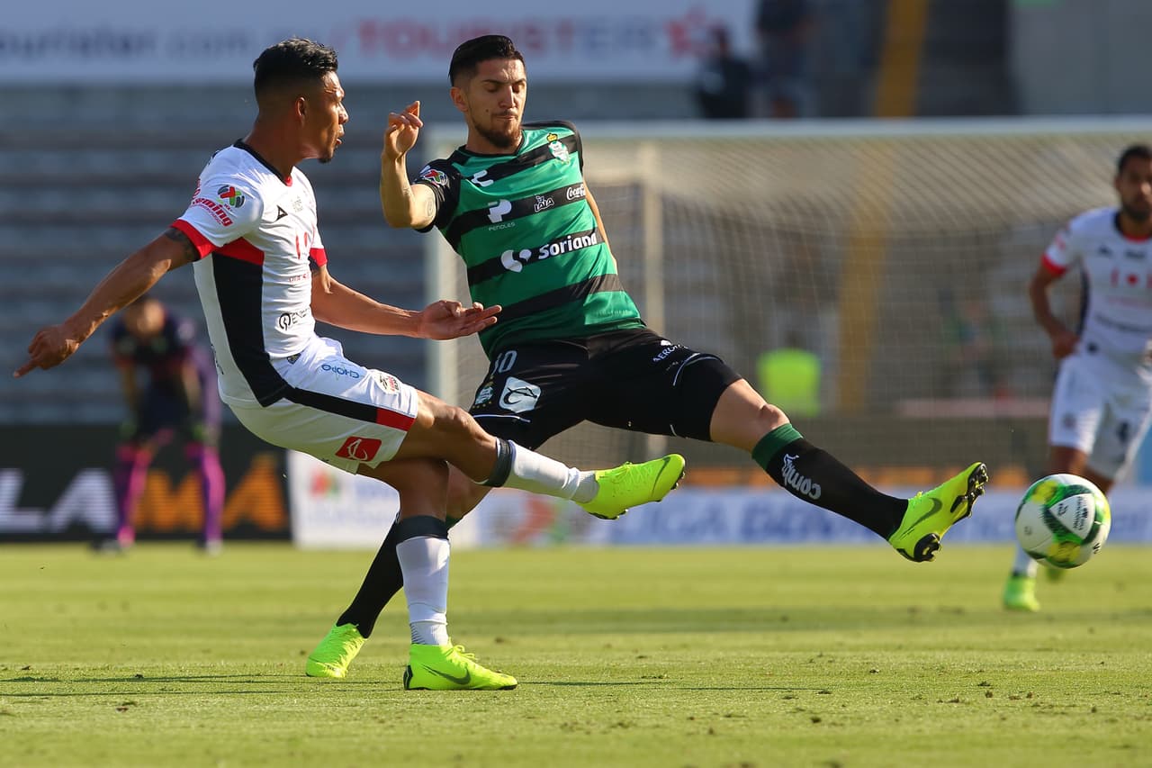 Dos remates en los palos tuvieron los dos equipos, que jugaron de ida y vuelta en los minutos finales.