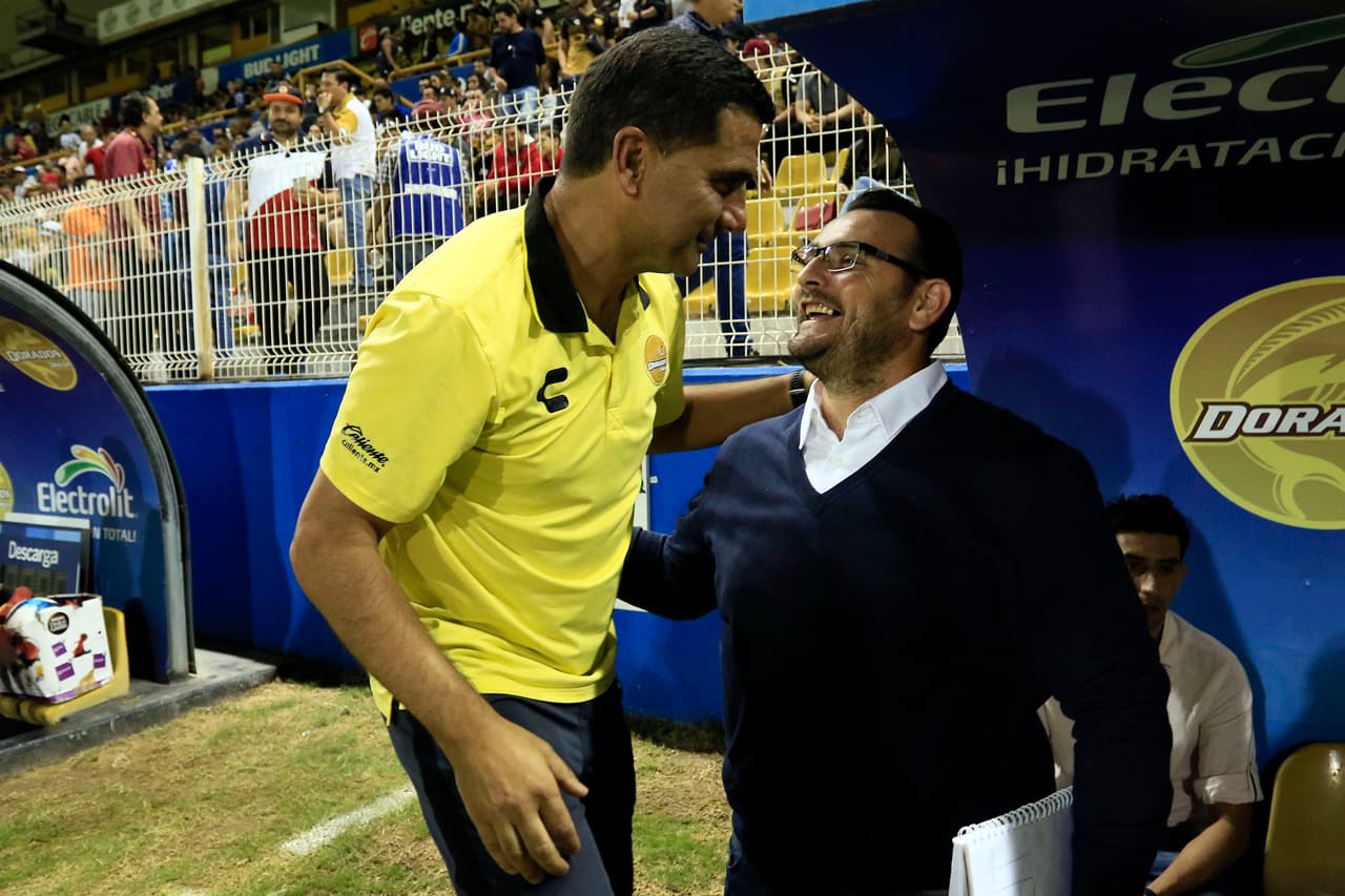 José Martínez (I) auxiliar tecnico de Dorados, dirigió el encuentro en reemplazo de Diego Maradona.