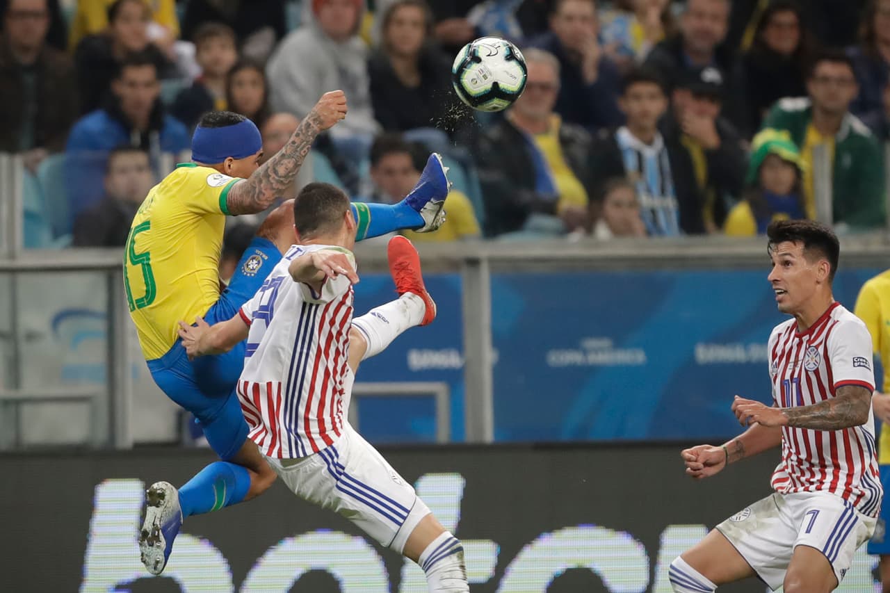 Los paraguayos no se tiraron descaradamente atrás a saturar la zona de la defensa, porque no renunciaron a atacar, aunque lo hicieron de manera cauta.