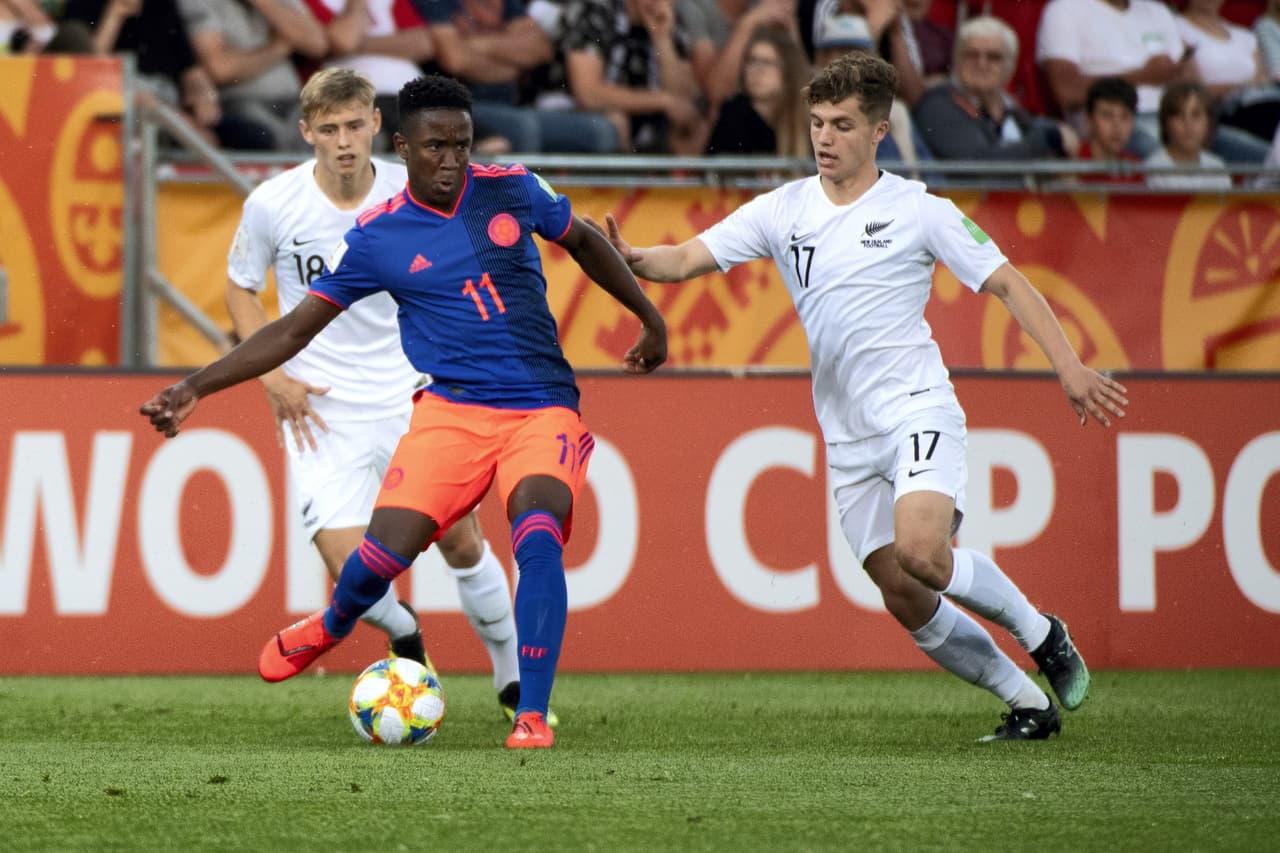 El delantero Luis Sinisterra (izquierda) buscó aumentar el marcador para Colombia durante el partido.