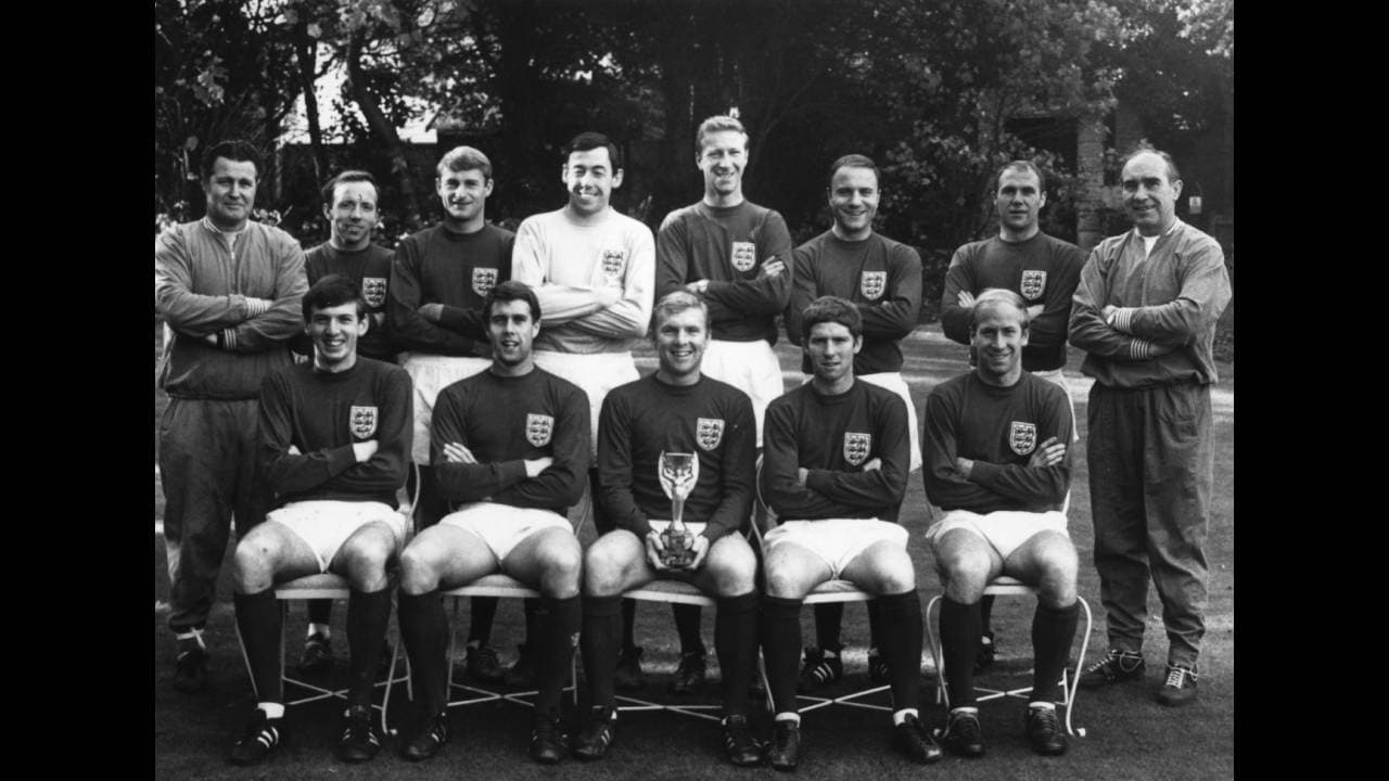 "A menudo Sid decía que él fue el primer inglés en levantar la Copa del Mundo en 1966 y que lo hizo antes que Bobby Moore. Él era un oportunista y el robo de la copa, fue solo eso. No tenía ninguna información interna o ayuda de los guardias. Fue por impulso", añadió Gary a la entrevista.