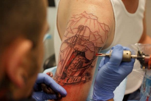 Los que aprovechan para llevarse un recuerdo tatuado.