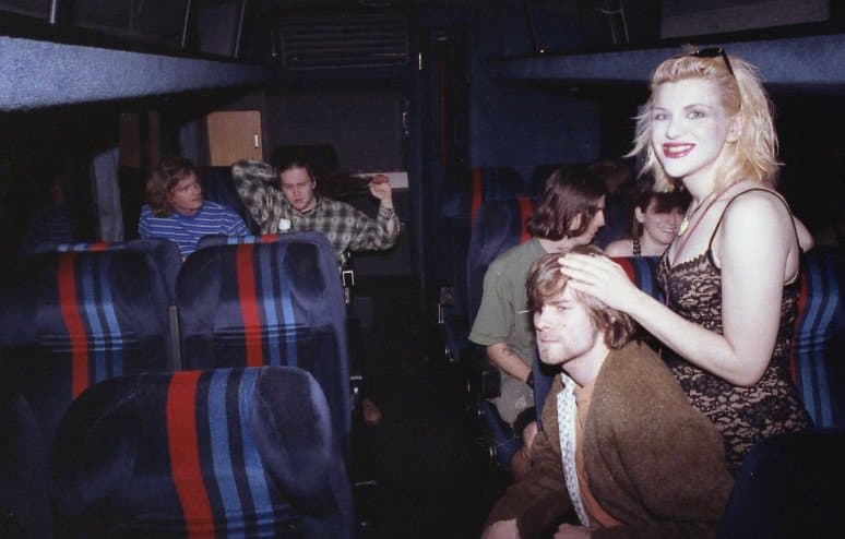 Entre los acusados están los ex miembros de la banda junto con Courtney Love, albacea de Cobain, el fotógrafo y diseñador del álbum, y las compañías discográficas Universal Music Group, Geffen, Warner y MCA Music.