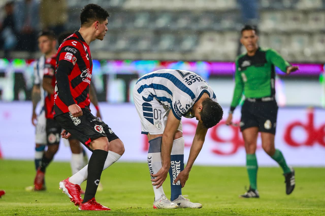 Pachuca perdonó a Xolos y hasta se dio el lujo de fallar un penal por conducto de Nico Ibáñez. El punto le alcanzó para recuperar el liderato por la diferencia de goles.