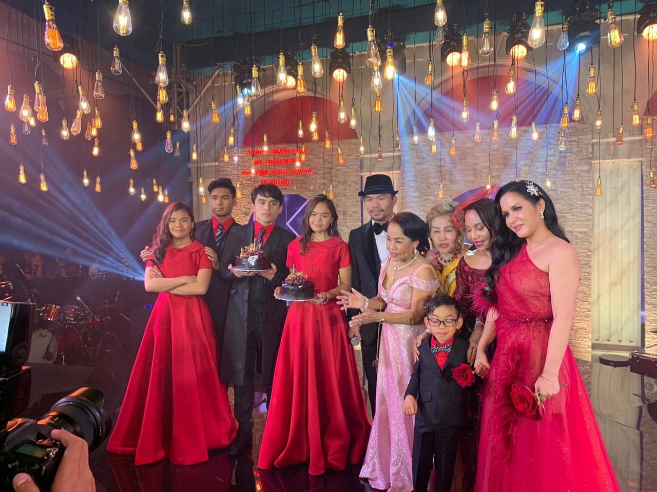 El boxeador filipino, Manny Pacquiao, festejó a lo grande su cumpleaños 41 en compañía de familiares y amigos.