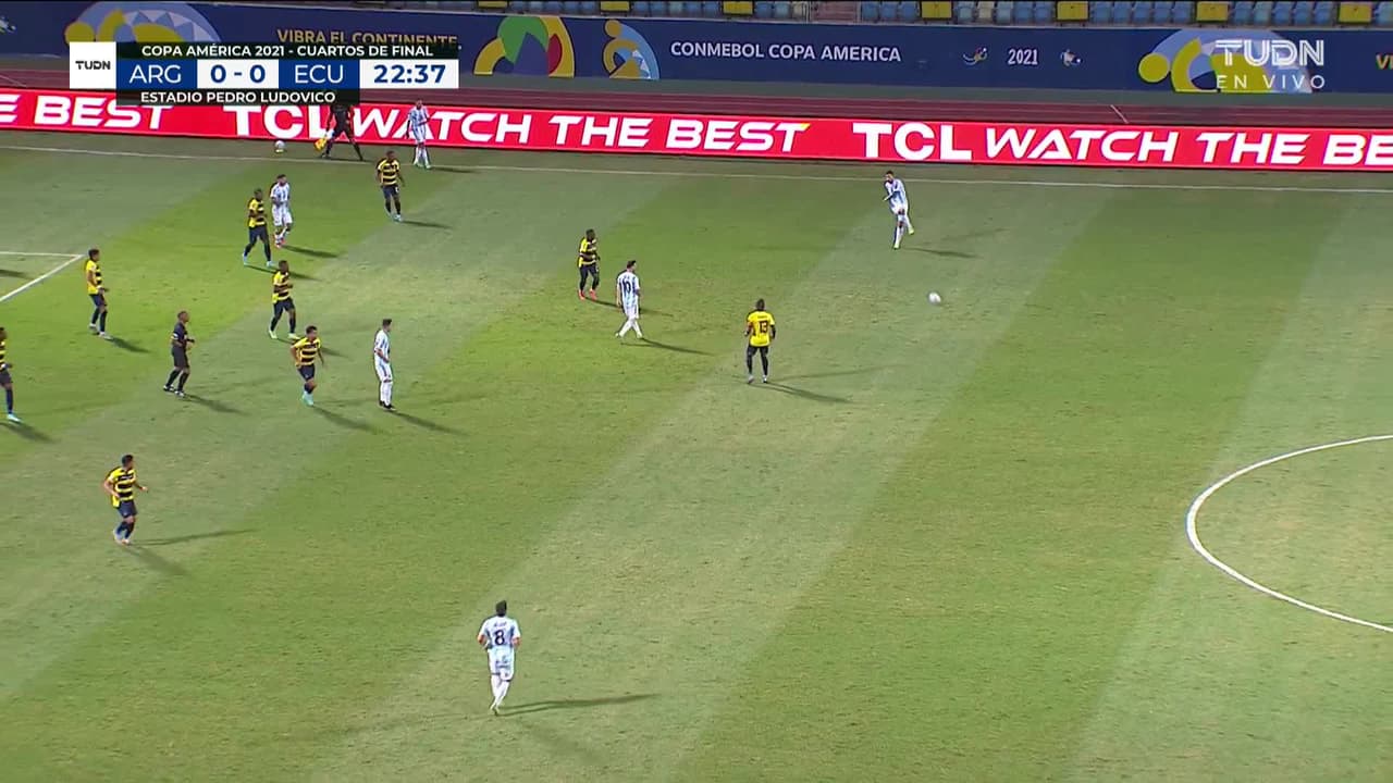 ¡CERCA! Lionel Messi disparó que se estrella en el poste.