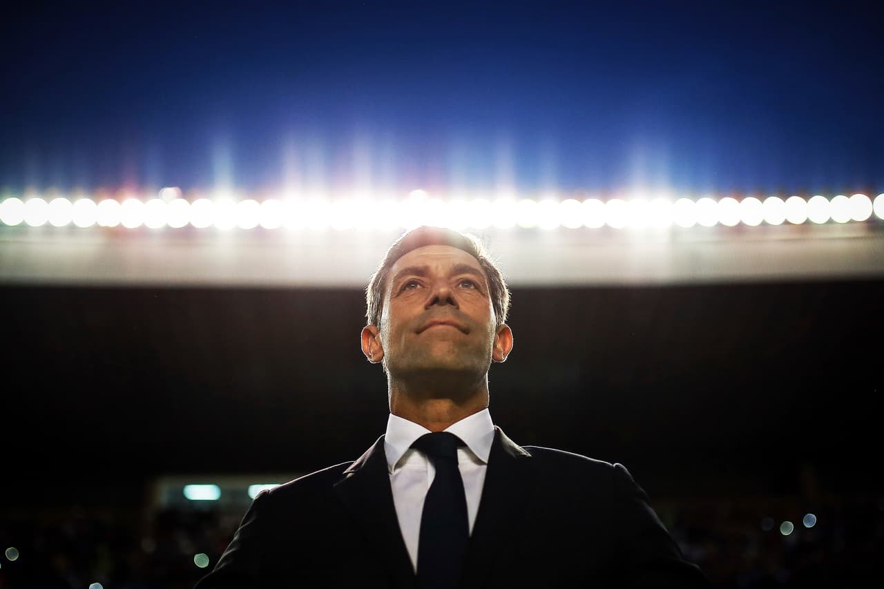QUERETARO, MEXICO - MAY 31: Pedro Caixinha coach of Santos looks on during a championship second leg match between Queretaro and Santos Laguna as part of Clausura 2015 Liga MX at La Corregidora Stadium on May 31, 2015 in Queretaro, Mexico. (Photo by Manuel Velasquez/LatinContent/Getty Images)