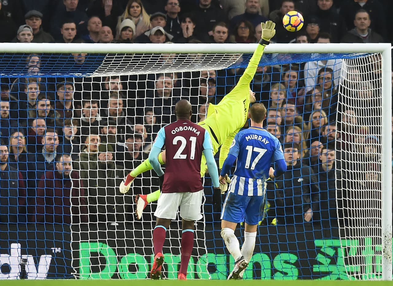 A pesar del gol del mexicano, el colombiano José Izquierdo le regresó la ventaja a los locales con un soberbio golazo. Remate de larga distancia que se coló ahí, en el ángulo más lejano.