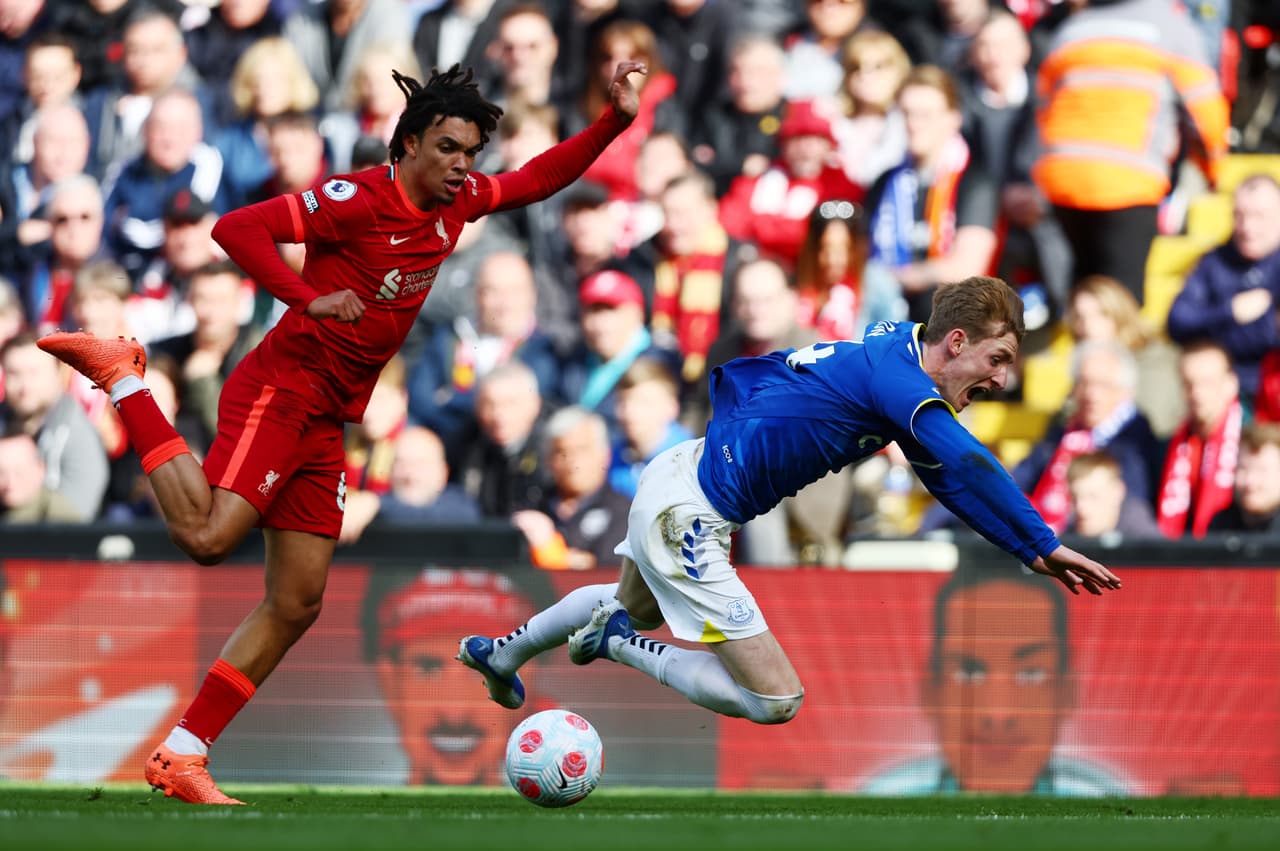 Liverpool derrotó al Everton gracias a los goles de Andrew Robertson y Divock Origi.