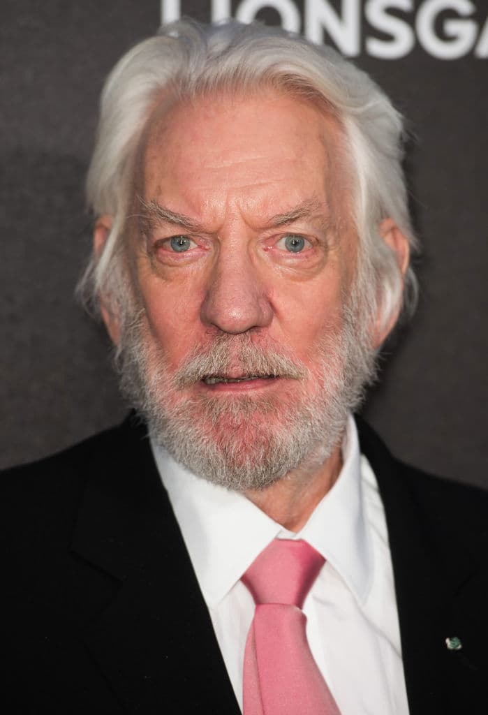 Outbreak (1995) - En África, el ejército de los Estados Unidos arrasa un campamento del Zaire en el que un virus mortal semejante al ébola estaba acabando con la población. Lo que se pretendía con esta medida era mantener el virus en secreto y, al mismo tiempo, impedir que se propagase.
<br>