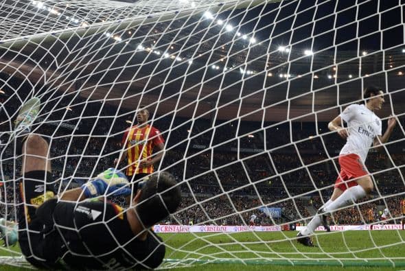 El balón terminó en las redes y Cavani comenzó su celebración.