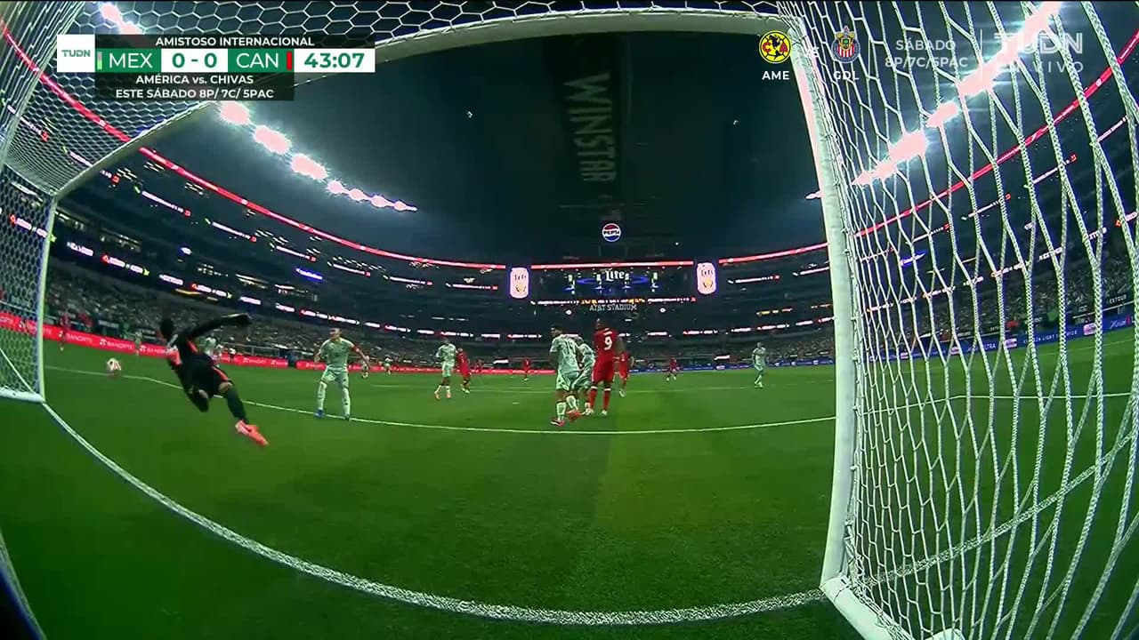 ¡TIRO ATAJADO! disparo por Cyle Larin.