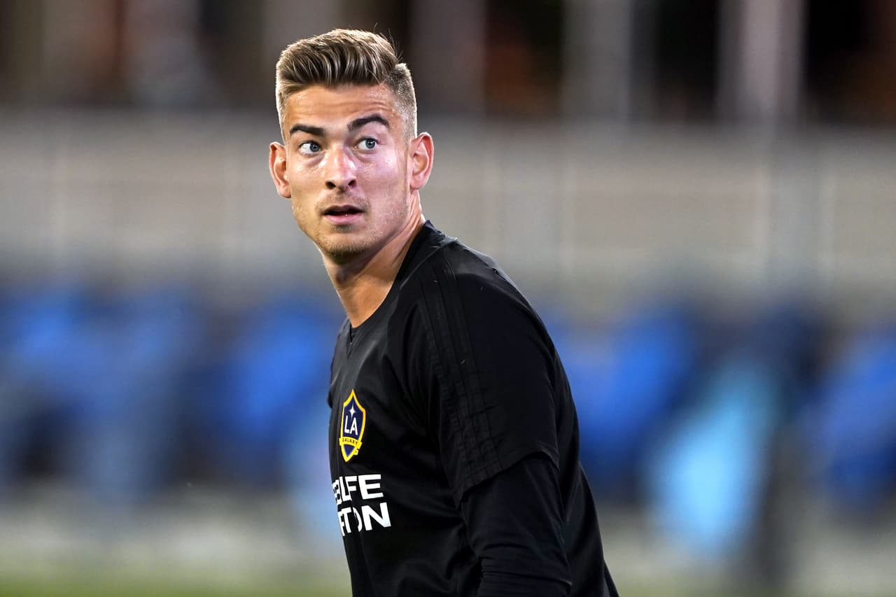 En el arco está Jonathan Klinsmann, quien registró hasta siete atajadas para LA Galaxy en el encuentro ante Minnesota United FC.
<br>