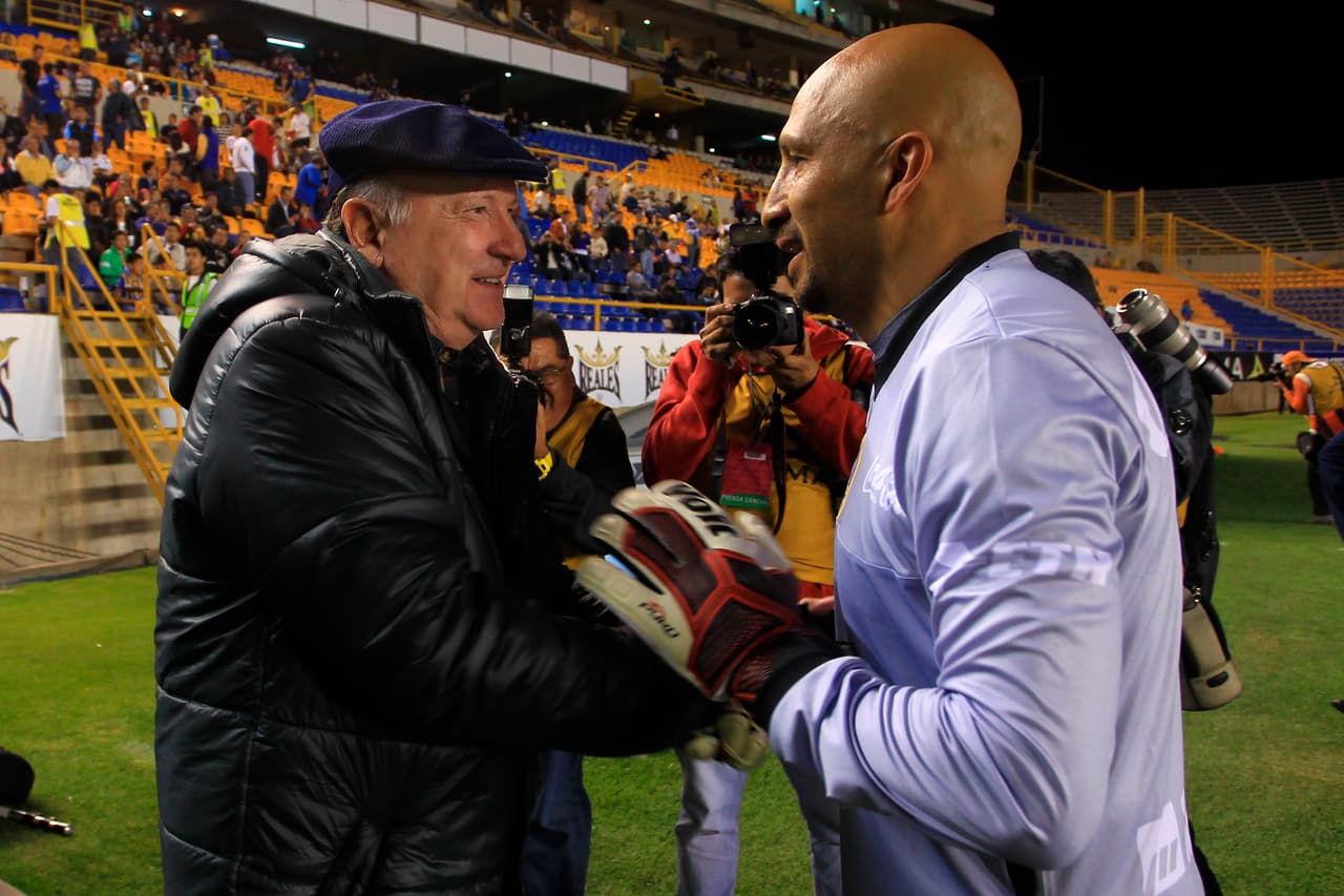 Manuel Lapuente, uno de los mejores entrenadores del futbol mexicano, logró títulos de liga y como seleccionador de México, consiguiendo el trofeo más importante a nivel selecciones: la Copa Confederaciones de 1999. En Liga MX, Manolo Lapuente hizo campeón al Necaxa, Puebla y América.