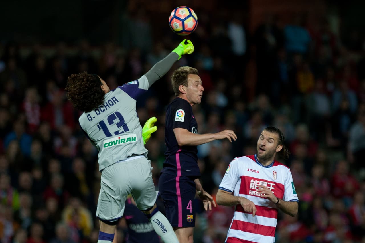 El despeje de puños siguió siendo su recurso predilecto en los balones aéreos.