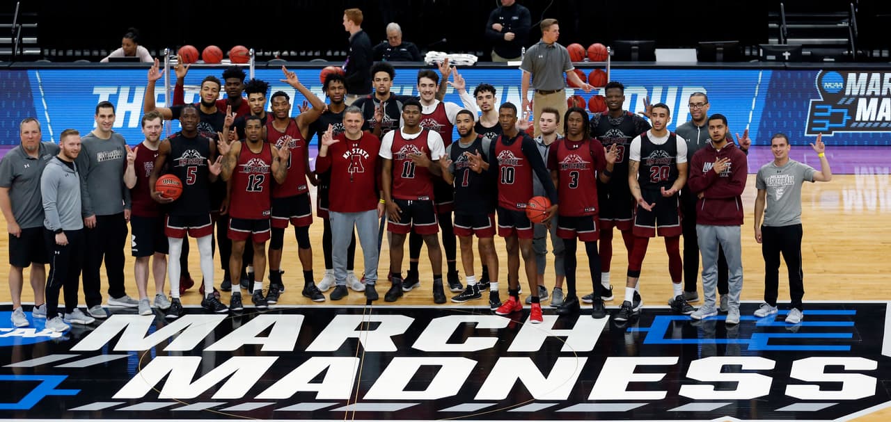 Uno de los momentos clave es llenar el 'bracket' o adivinar cómo se irán llenando las llaves del torneo hasta dar con el Final Four y los finalistas y el campeón. Siempre eso mantiene al aficionado prendado a los juegos y los resultados.
