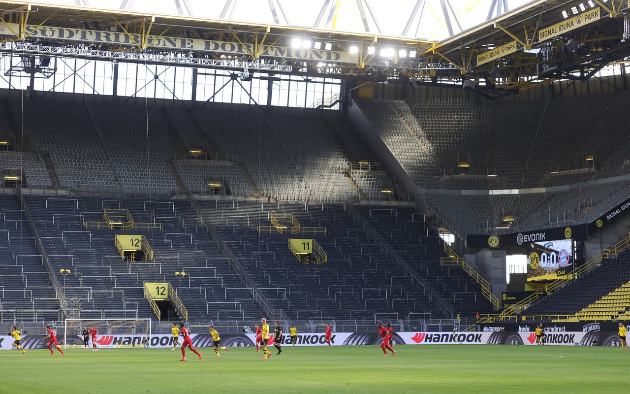 <b>Clásico inusual</b>
<br>- El Signal Iduna Park habría presentado un lleno espectacular, con tifos y una afición que respalda al Borussia Dortmund durante sus juegos en casa. 
<br>- Esta ocasión con la visita del Bayern Múnich, todo eso lo ameritaba la ocasión, pero las tribunas lucieron vacías a causa de la pandemia.
