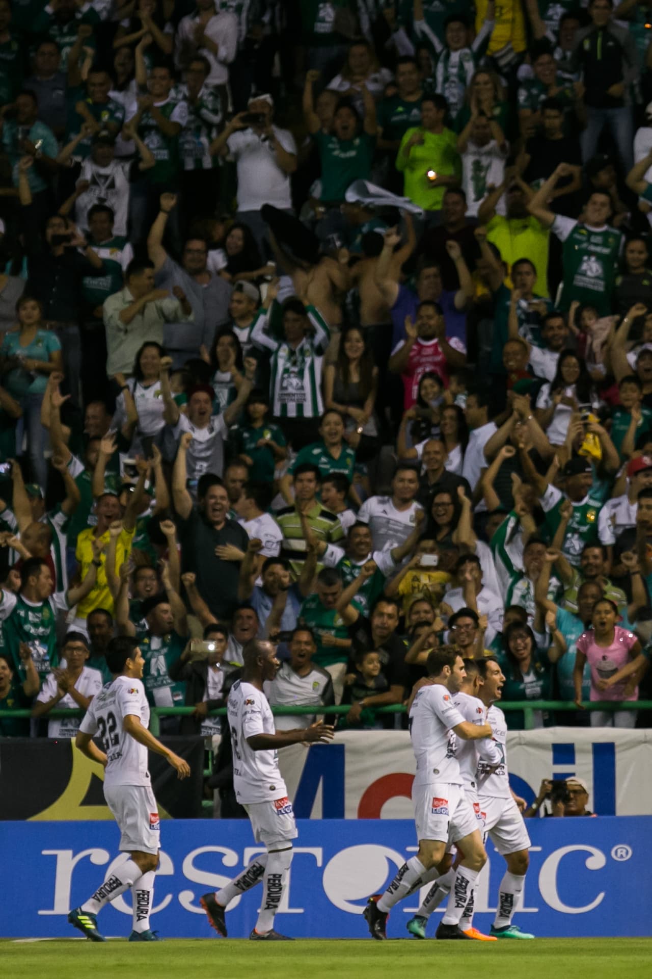 El Nou Camp explotó tras el golazo de tiro libre de Elías Hernández. Fueron pocos los minutos que duró la euforia.