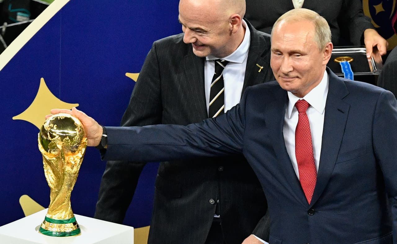 Putin no se quedó con las ganas y tocó la preciada Copa del Mundo.