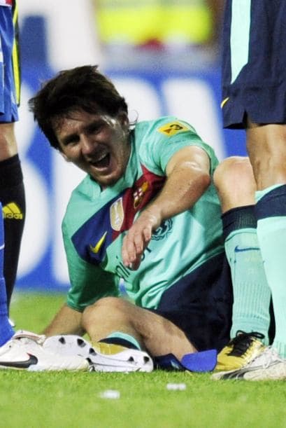 El marcador final fue de 2-1 ybarcelona se llevó el triunfo, pero Messi recibió múltiples faltas.