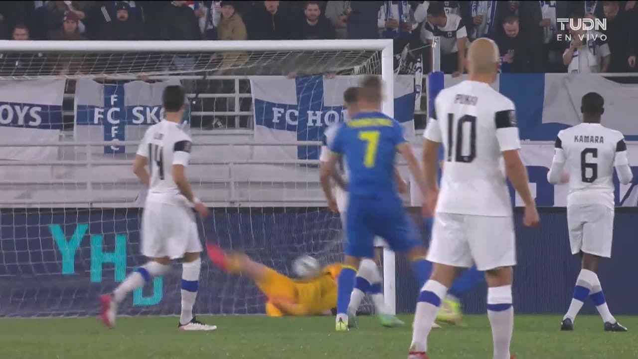 ¡GOL!  anota para Ucrania. Andriy Yarmolenko
