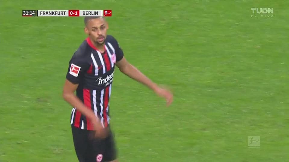 Tiro desviado de Djibril Sow