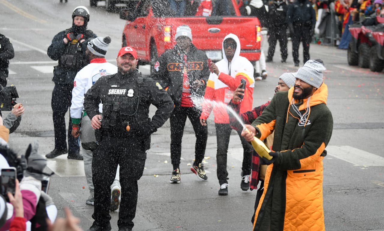 Las bajas temperaturas no detuvieron a los fanáticos que se reunieron en el centro de Kansas para admirar el trofeo que tardó 50 años en regresar a su ciudad.