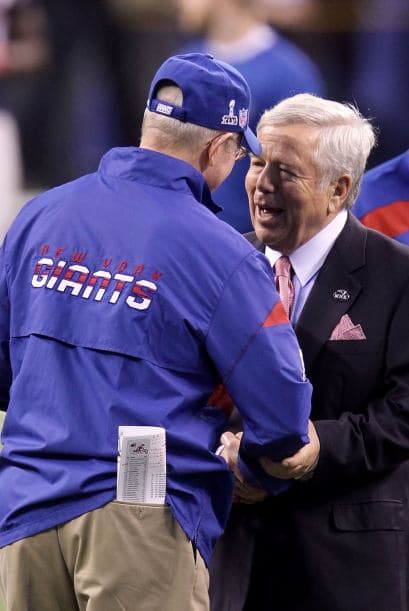 Como todo gran entrenador, Tom Coughlin de los New York Giants, le dio la mano en señal de Buena suerte al dueño de los New England Patriots, Robert Kraft.