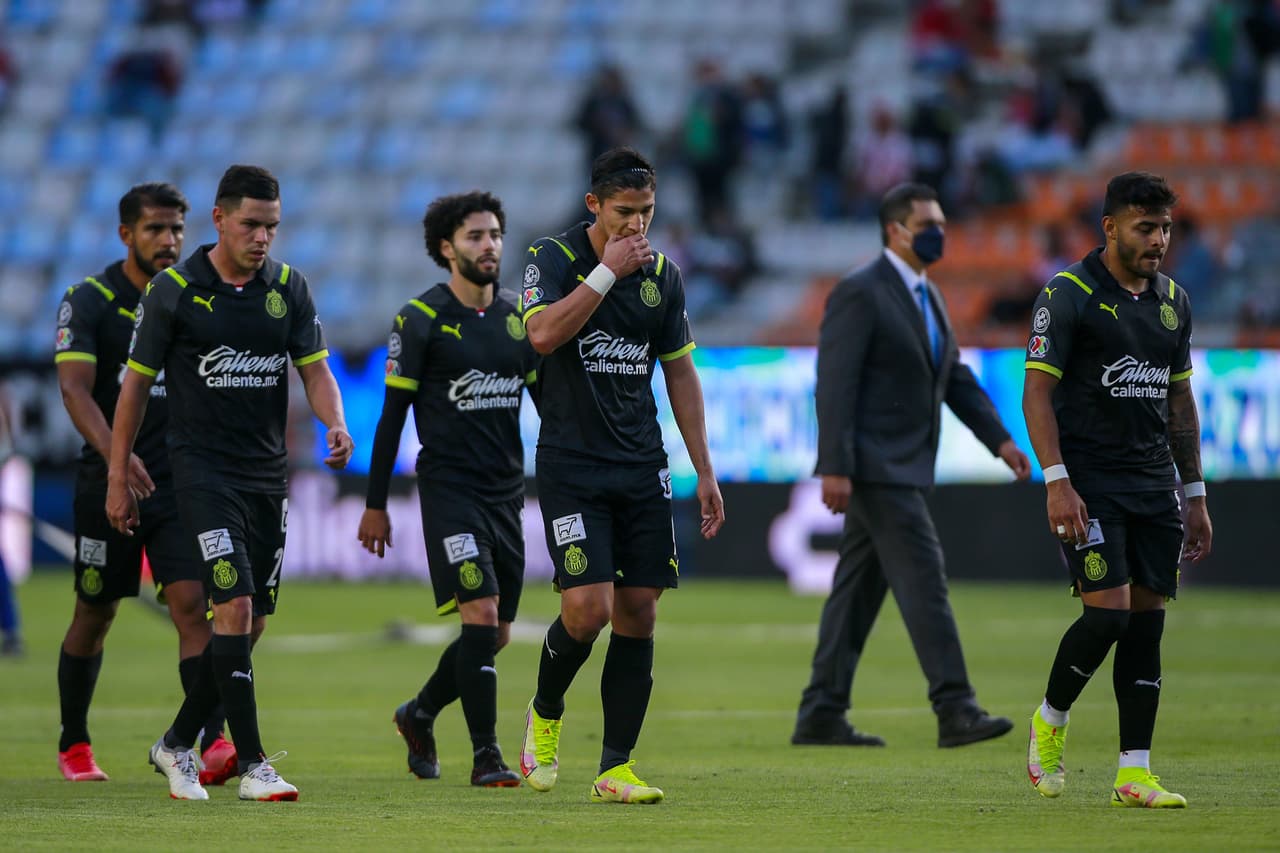 El Pachuca consiguió su segunda victoria del torneo tras vencer por 2-1 a las Chivas. Los Tuzos aprovecharon un grave error del 'Tiba' Sepúlveda y Raúl Gudiño para marcar el segundo tanto después de que Víctor Guzman hiciera el primero. Los rojiblancos reaccionaron con un gol de Ángel Zaldívar por la vía del penal, pero no fue suficiente.