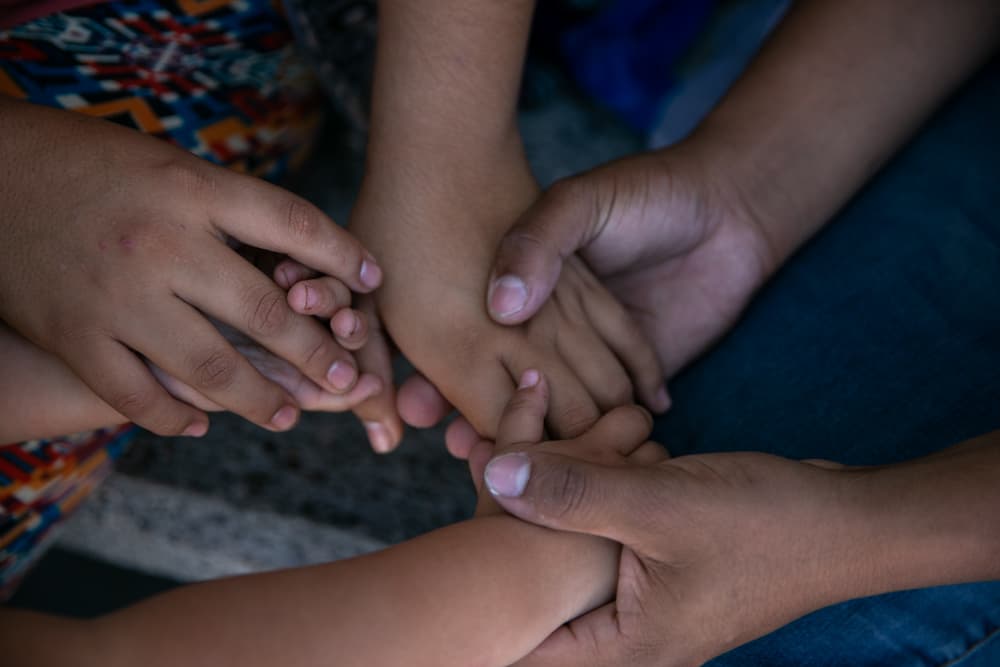 <b>"En ningún momento nos dijeron que nos iban a expulsar",</b> dice Christian García, un hondureño de 22 años, minutos después de ser devuelto con su esposa y su niña de dos años en un vuelo hasta Ciudad Juárez. "Nosotros preguntábamos y preguntábamos que a dónde nos llevarían y nadie nos decía nada". Cuenta que los sacaron en la madrugada de ese mismo 8 de abril de 2021 con la excusa de que los trasladarían a El Paso para que pudieran llamar a sus familiares en Estados Unidos. Esta familia no tiene entre sus planes regresar a Honduras. Christian asegura que allá no tienen casa, la perdieron con el huracán Iota; solo tienen una deuda que contrajeron con conocidos que les prestaron dinero para que pudieran hacer el viaje.