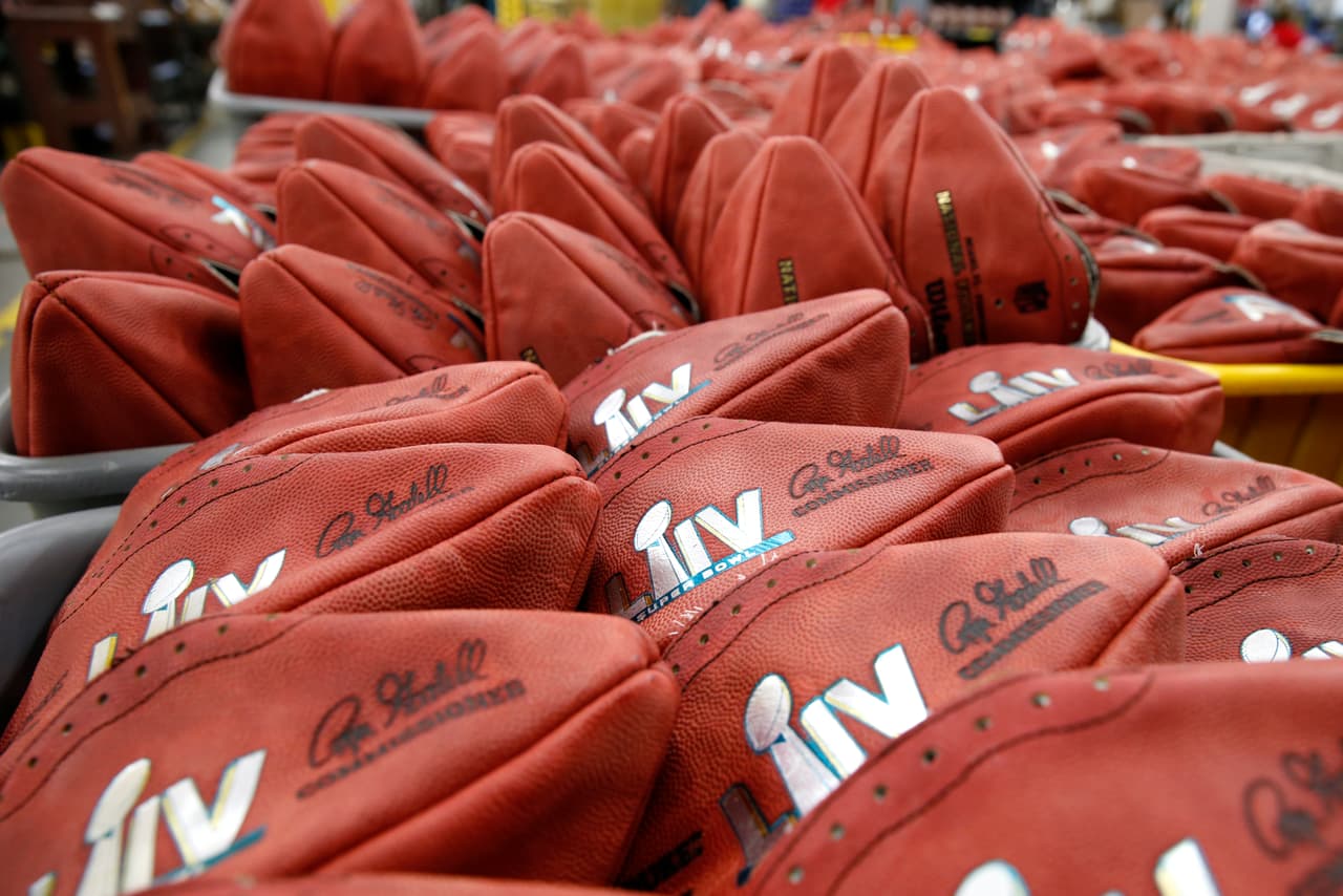Aproximadamente unas 80 personas trabajan en la fábrica elaborando a mano los balones. El proceso tiene demasiados detalles que lo hacen muy peculiar, pero también muy preciso.