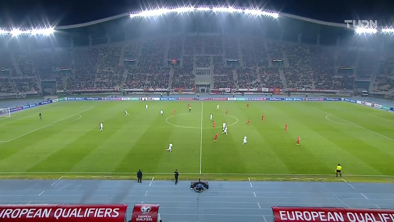 Arranca el partido y la pelota está en juego.