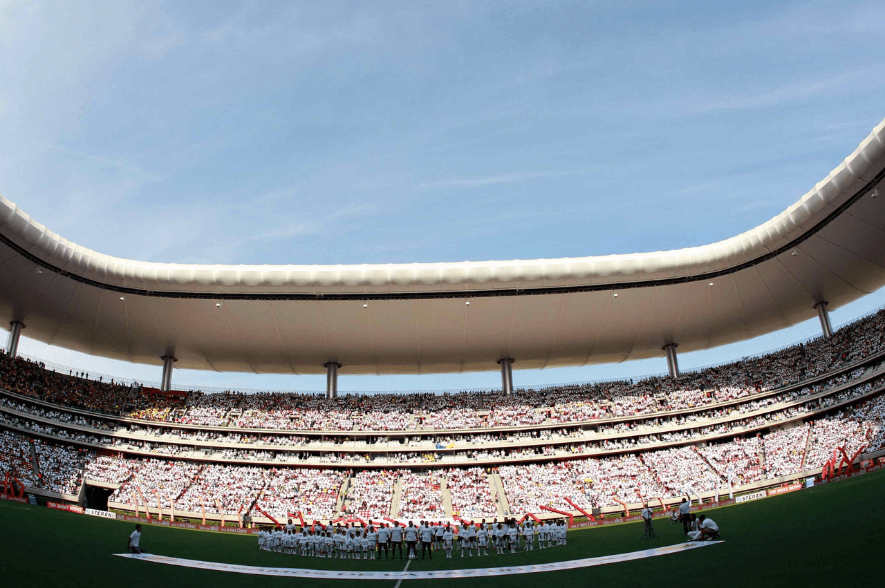 Escenario inmejorable en condiciones óptimas y ambiente espectacular en la tribuna para un partido electrizante.
