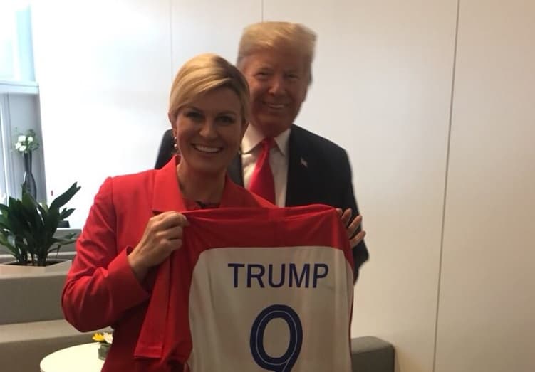 La presidenta de Croacia regaló camisetas de su selección a Donald Trump y a Theresa May