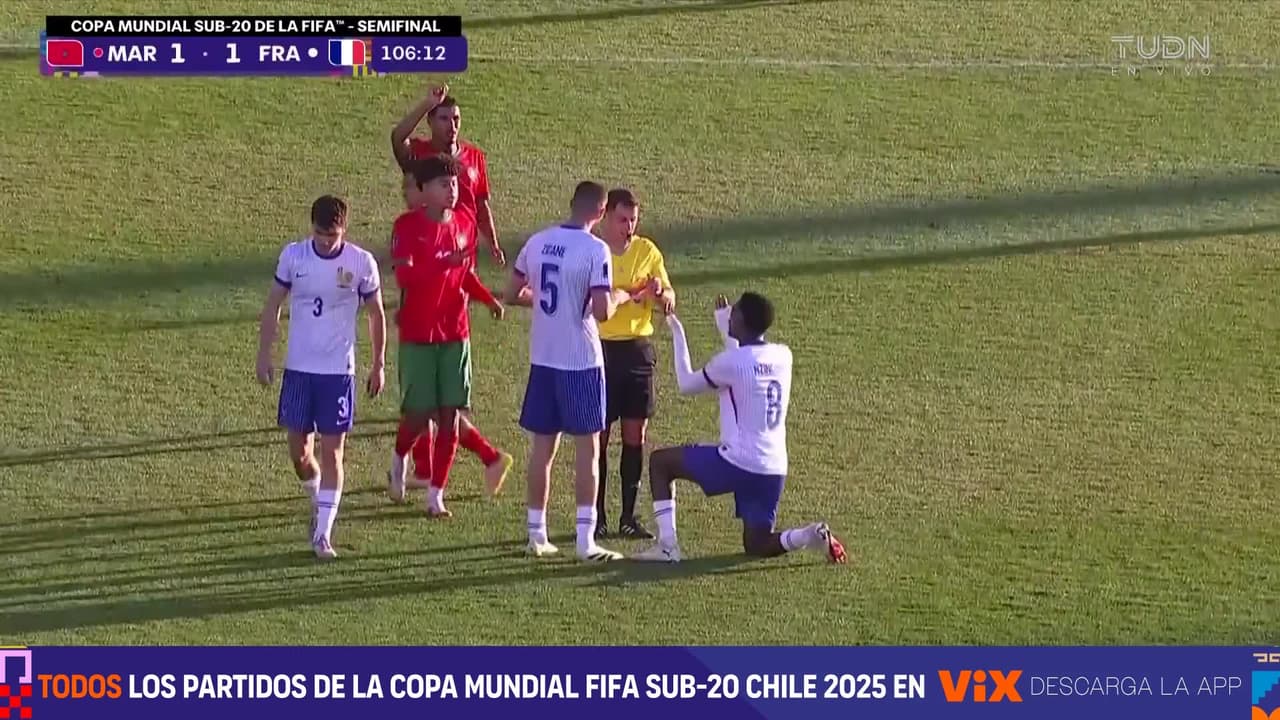 Se hinca para que el árbitro se apiade, pero ¡lo terminan expulsando!