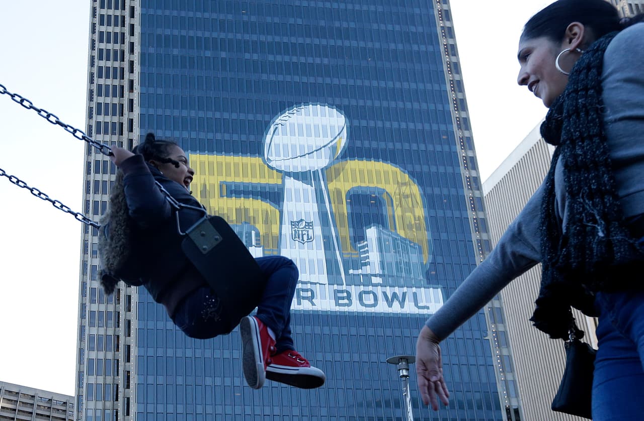 La fiesta ya empezó en San Francisco con motivo del Super Bowl 50, la gente se divierte en el NFL Experience, entre otras atracciones, he aquí las mejores imágenes.