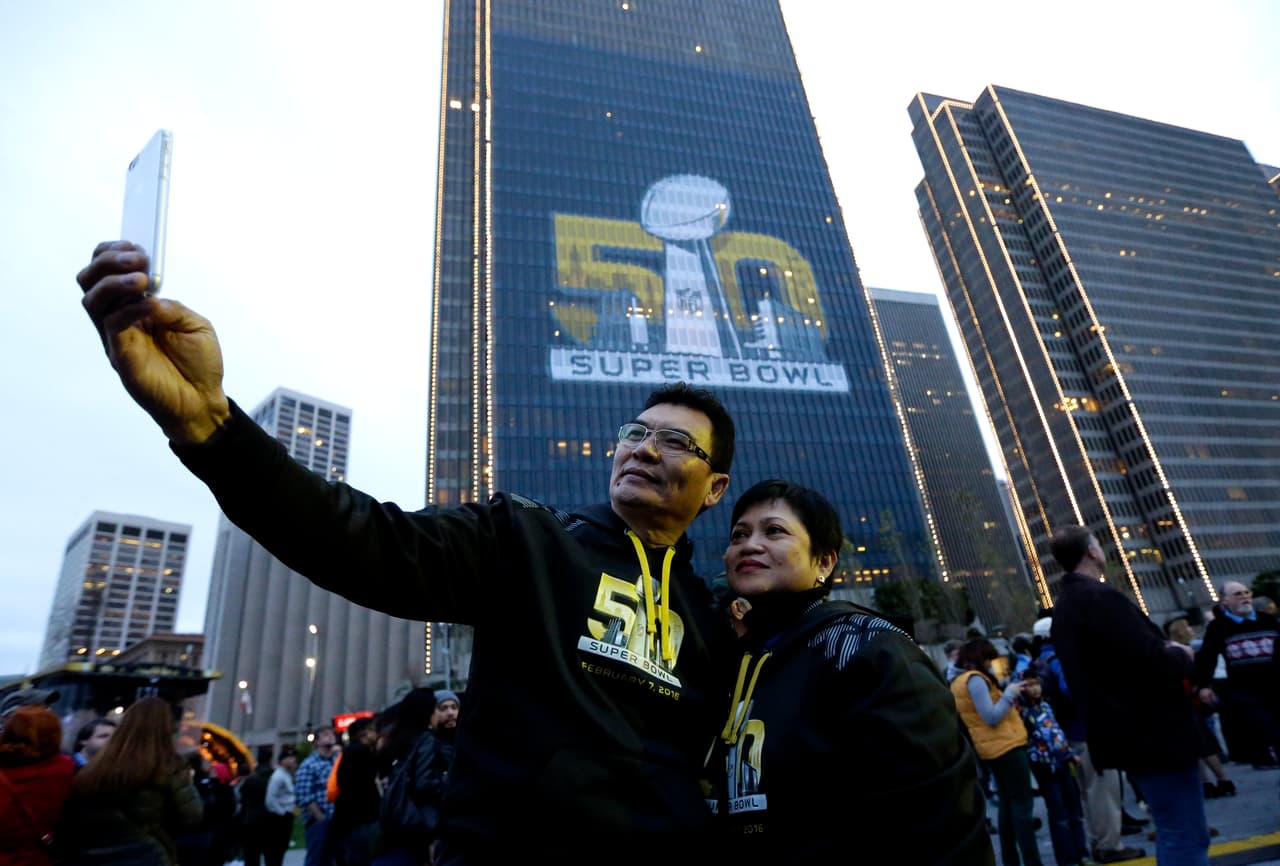 La fiesta ya empezó en San Francisco con motivo del Super Bowl 50, la gente se divierte en el NFL Experience, entre otras atracciones, he aquí las mejores imágenes.