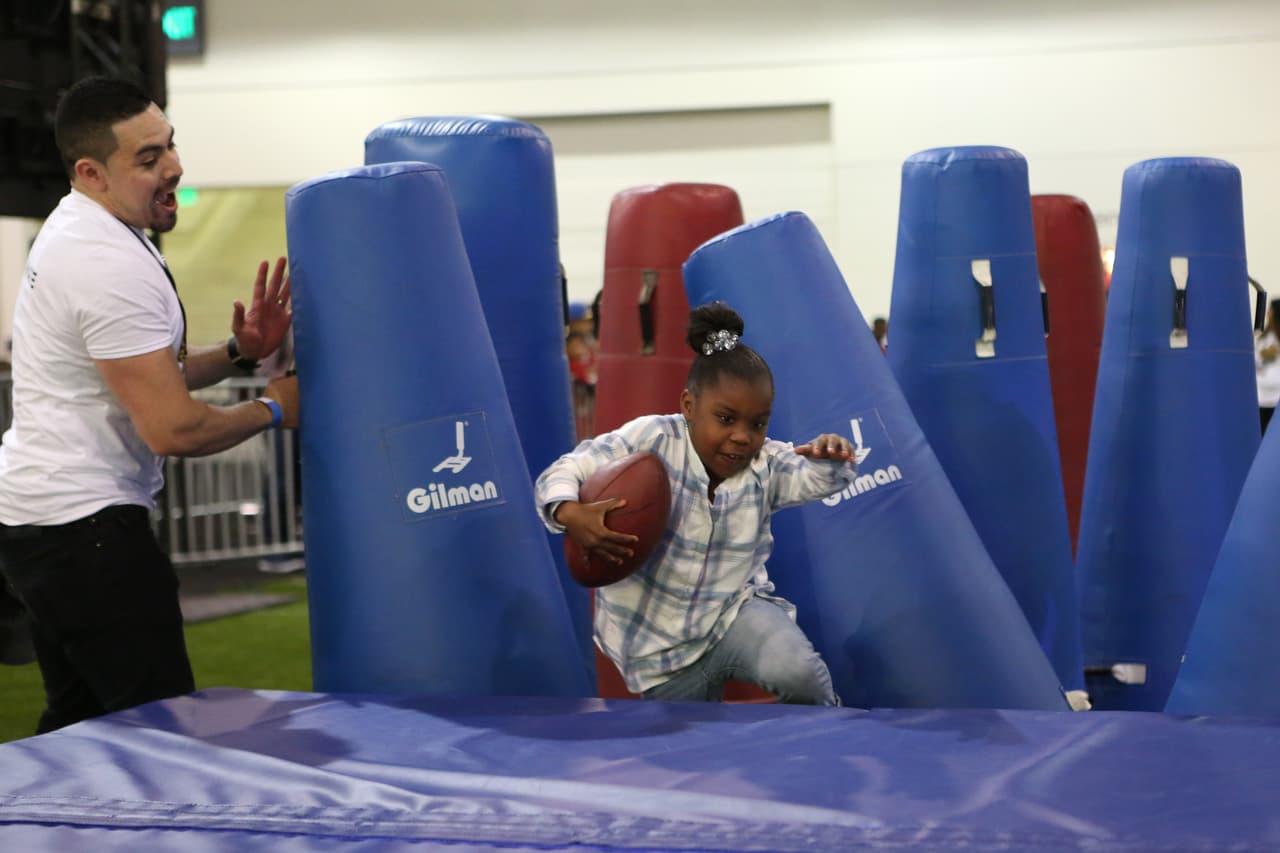 La fiesta ya empezó en San Francisco con motivo del Super Bowl 50, la gente se divierte en el NFL Experience, entre otras atracciones, he aquí las mejores imágenes.