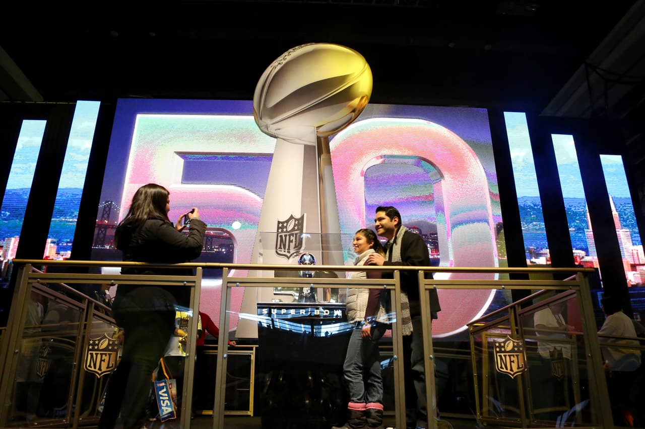 La fiesta ya empezó en San Francisco con motivo del Super Bowl 50, la gente se divierte en el NFL Experience, entre otras atracciones, he aquí las mejores imágenes.