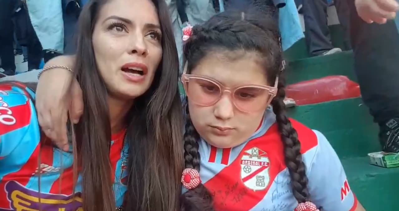 Mamá relata a su hija ciega, el gol del Ascenso del Arsenal