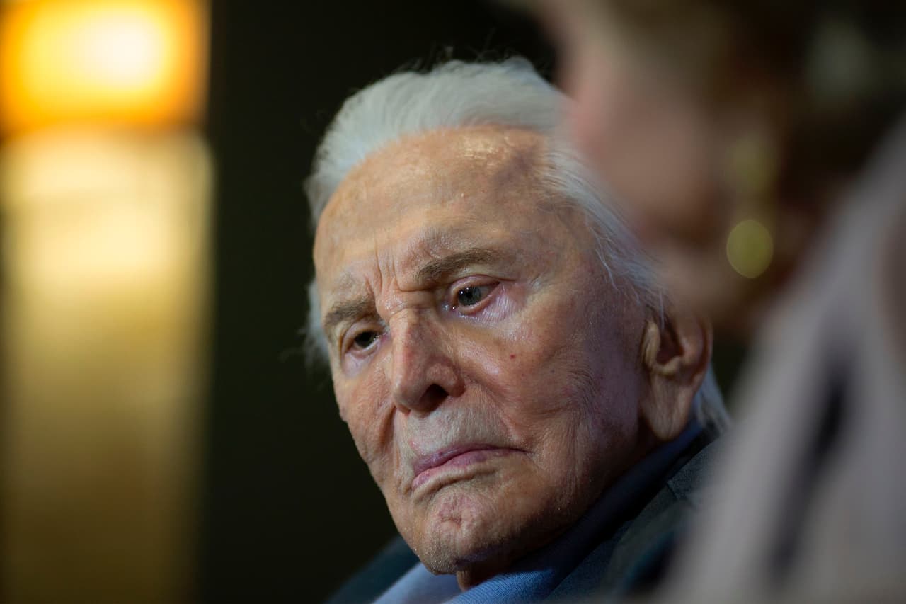 <b>Kirk Douglas, 103 años.</b> El protagonista de ‘Spartacus’, ‘Lust for Life’ y docenas de otras películas reinó durante décadas en Hollywood. Es el padre de Michael Douglas. 
<a href="https://www.univision.com/noticias/muere-la-leyenda-del-cine-kirk-douglas-a-los-103-anos"><u>Falleció el 5 de febrero</u></a>. 
<a href="https://www.univision.com/local/chicago-wgbo/noticias/en-fotos-un-repaso-por-la-vida-de-kirk-douglas-la-leyenda-de-hollywood-que-vivio-mas-de-un-siglo-fotos"><u>Vea aquí un repaso en fotos de la vida de este icónico actor</u></a>
<br>