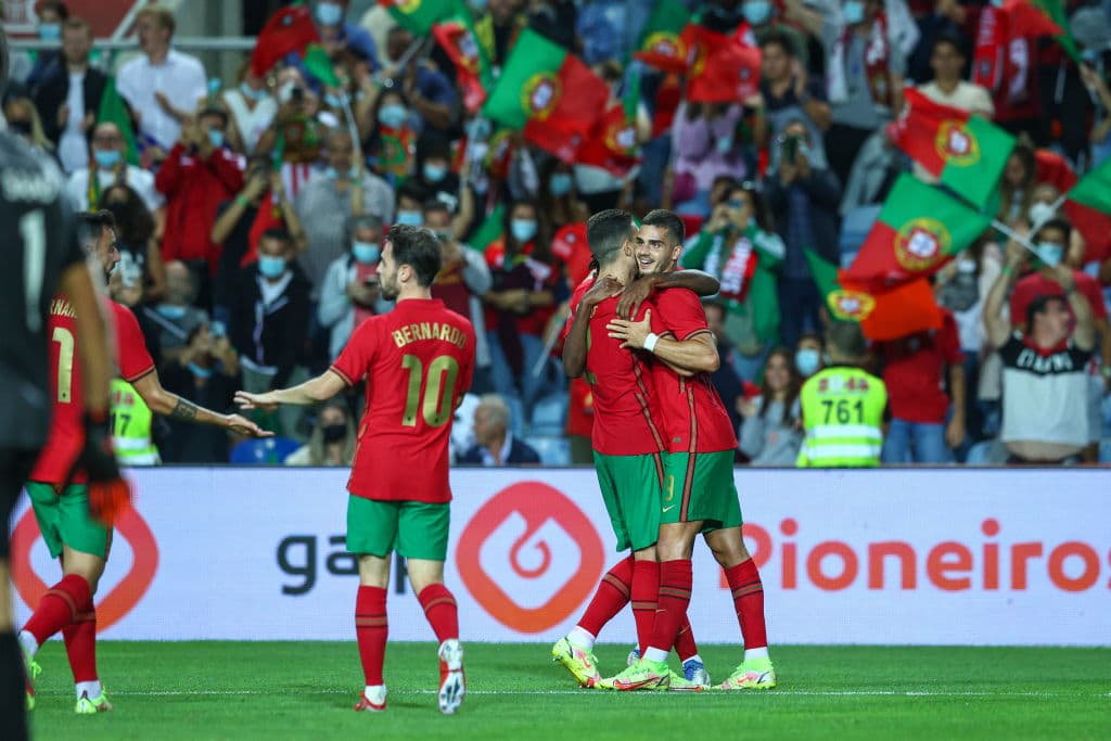Cristiano Ronaldo anotó el primer gol y abrió la llave para que Portugal goleara 3-0 a Qatar.